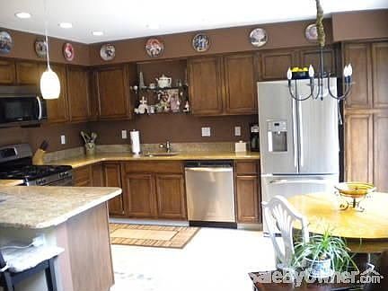 Eat-In Kitchen : Granite countertops, Stainless Steel Professional Appliances, Ceramic Flooring