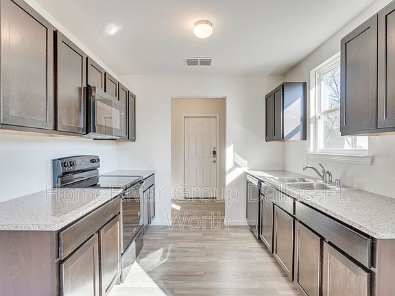 5th image of 109 E Scott St