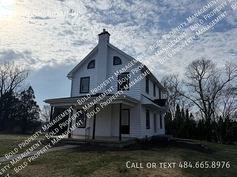 135 N Sheridan Rd — Photo 2