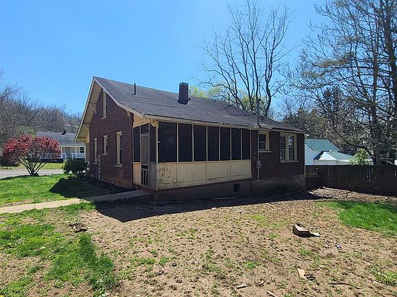 5th image of 233 W Cherry St
