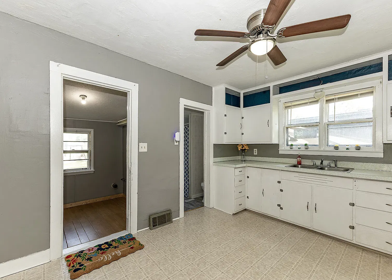 3 bed, 887 sqft, $1,000 — Photo 2