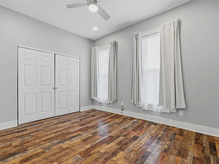 1330 Lexington Ave — Photo 11