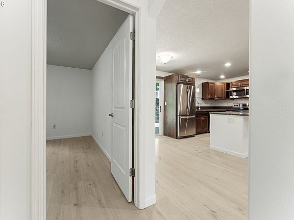 4th image of 159 SW Florence Ave APT 45
