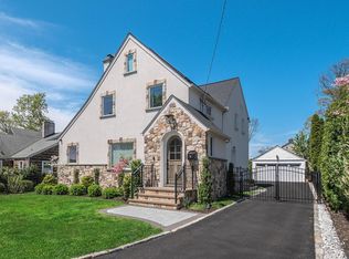 33 Mora Ct, Manhasset, NY 11030