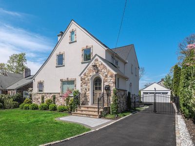 33 Mora Court, Manhasset, NY, 11030