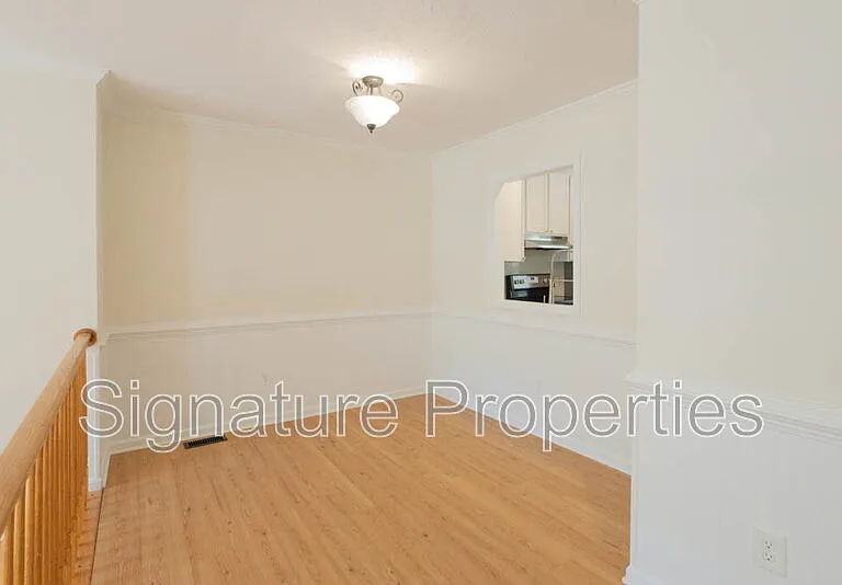 405 Lakeview Ct — Photo 8