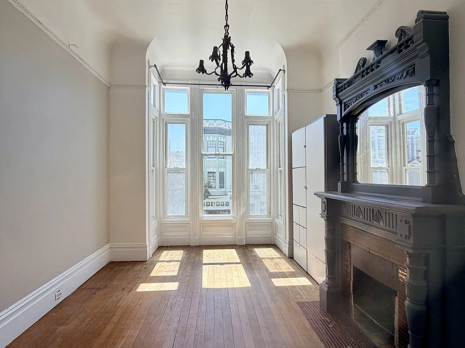 Remarkable Flat - Interior Courtyard-This One Is A Standout — Photo 2