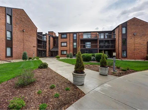 6100 W Stonehedge Dr APT 127, Greenfield, WI 53220