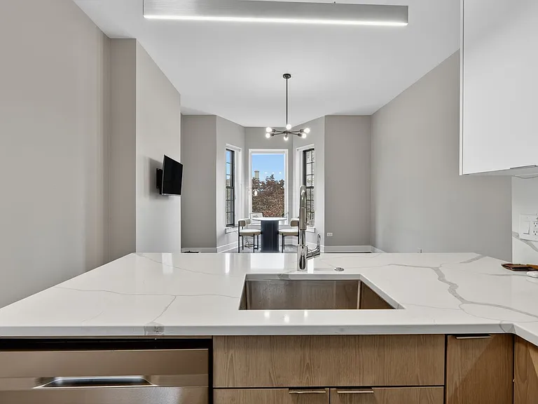 1421 N Dearborn St — Photo 16