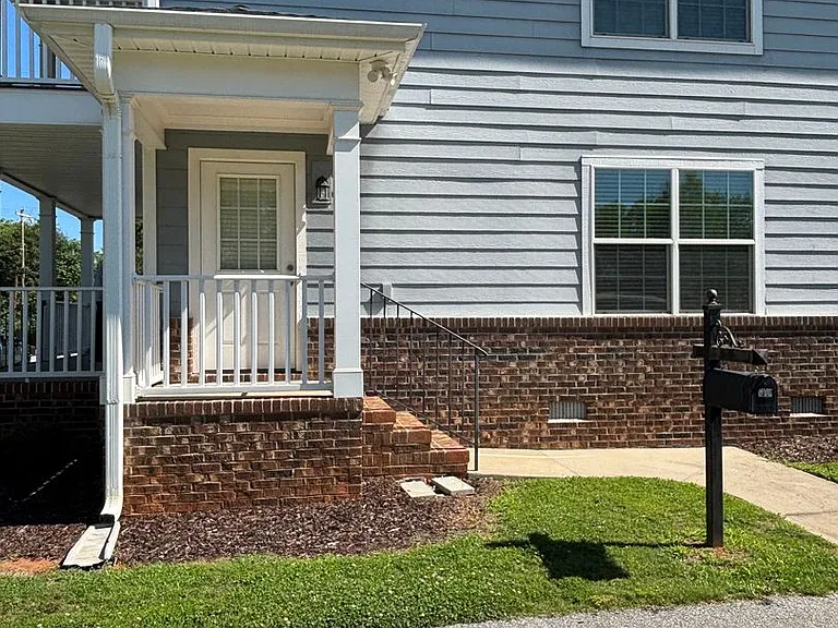 302 Royalview Dr — Photo 8