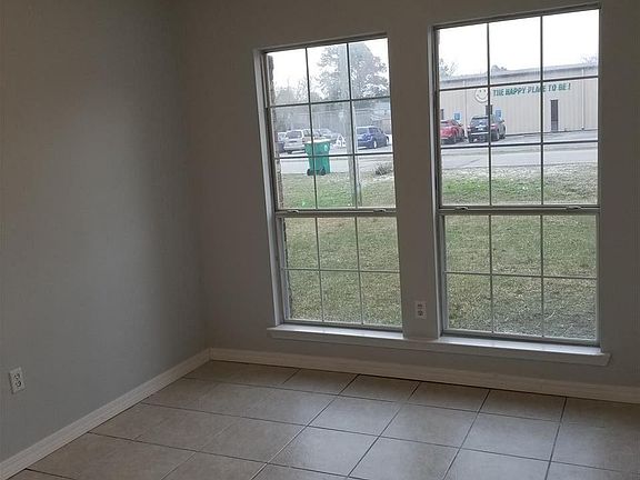 4th image of 505 Schneider Dr
