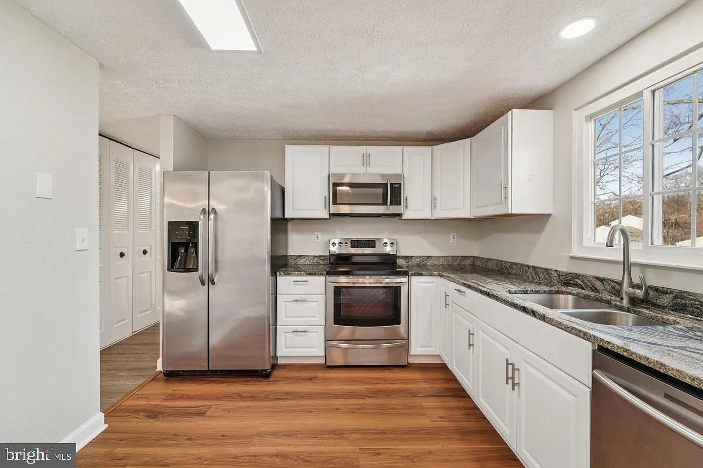 3 bed, 2.0 bath, 1680 sqft, $3,000 — Photo 3