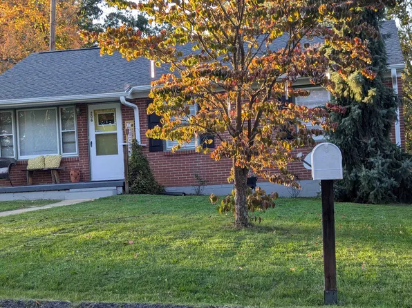 206 Surrey Rd, Staunton, VA 24401