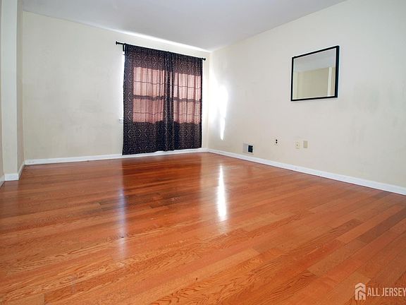 3rd image of 202 Green Hollow Dr