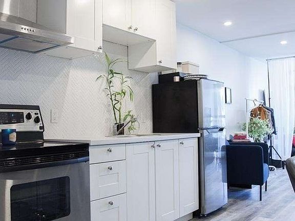 5th image of 259 Lakeshore Rd E #5