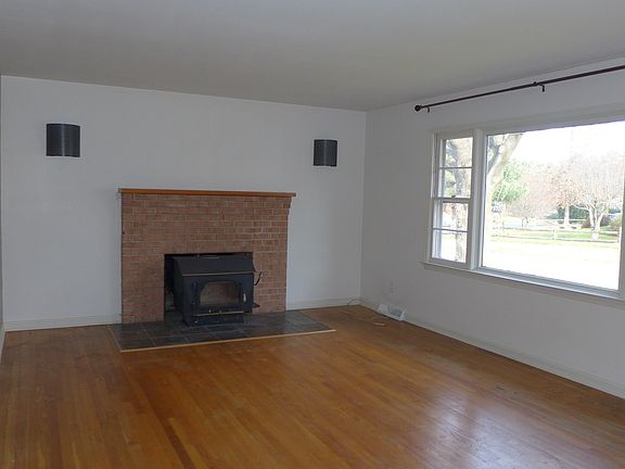 4th image of 93 Great Lake Dr