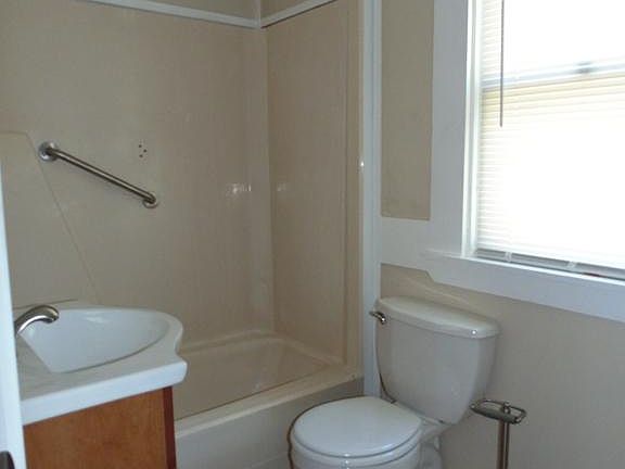 5th image of 2405 Wright Ave