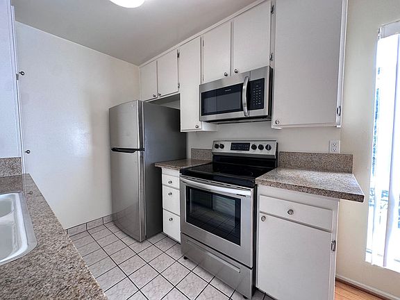4th image of 1116 N Olive Dr #101