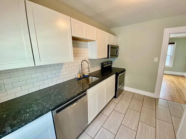 250 Woodbine Ave #1 — Photo 8