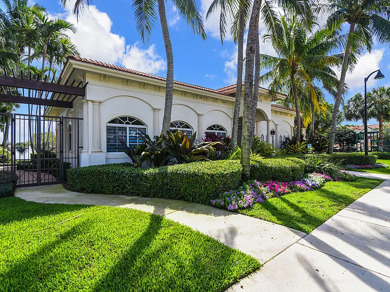 7392 Briella Dr — Photo 18