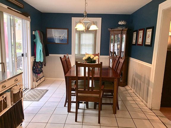 Eat-in-Kitchen
