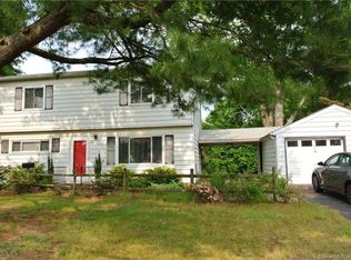 69 Meetinghouse Ln, Milford, CT 06460