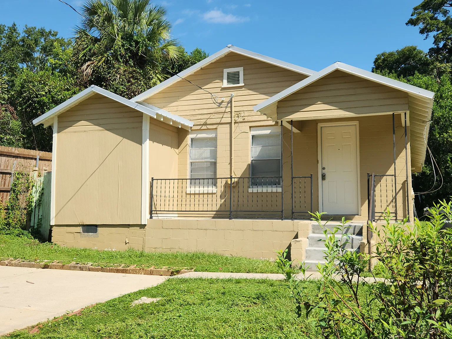 3 bed, 880 sqft, $1,495 — Photo 1