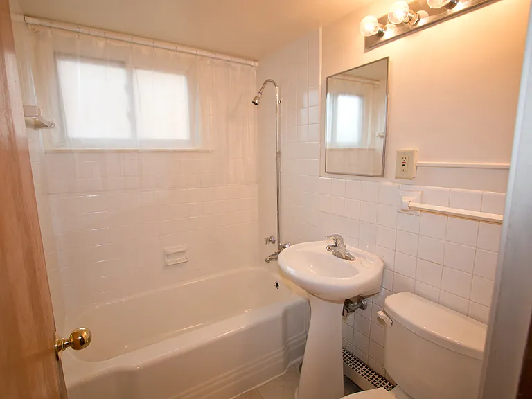 1600 Ford Pkwy — Photo 7