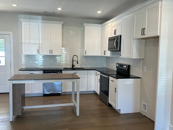 5th image of 130 W Hall St