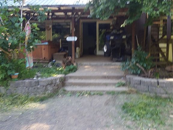 3rd image of 551 NE Snowcap Dr