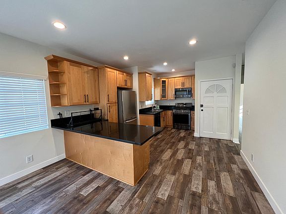 4th image of 5714 Vineland Ave #B