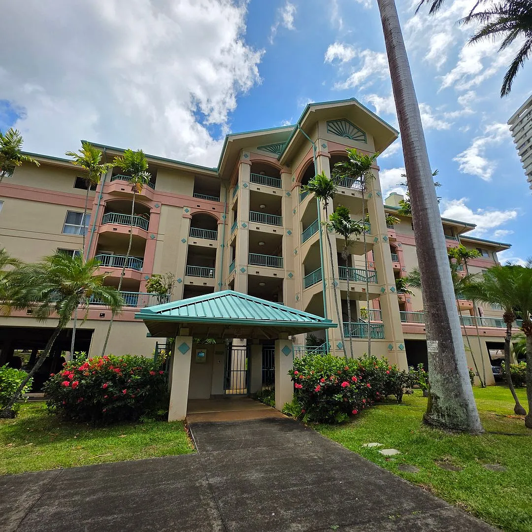 County Club Village (Salt Lake) Condo - 3 bedrooms, 2 baths with 2 parking — Photo 1