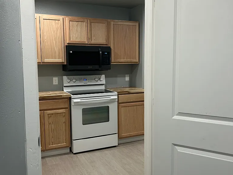 1019 Poinsettia — Photo 9