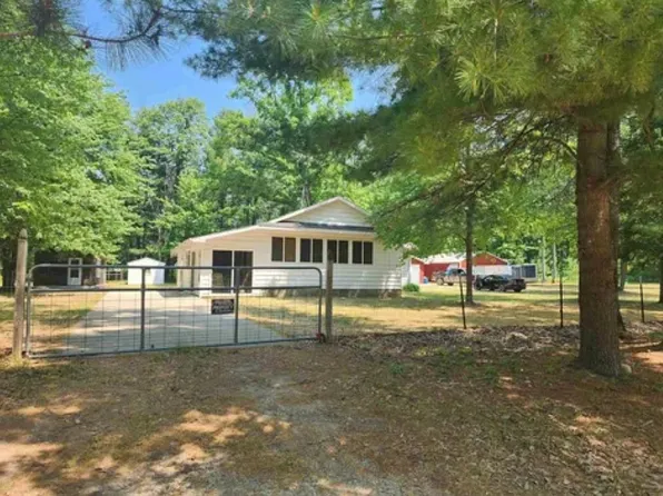 330 Pine St, Harrison, MI 48625