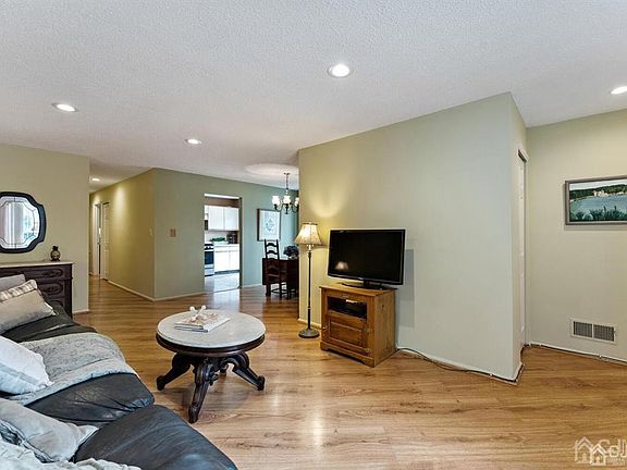 4th image of 100 Edward Dr