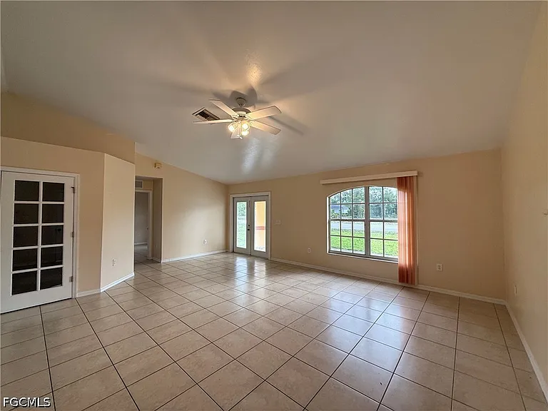 696 Homestead Rd S — Photo 5