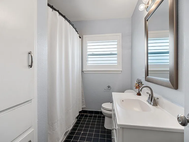 1214 W 31st St — Photo 21