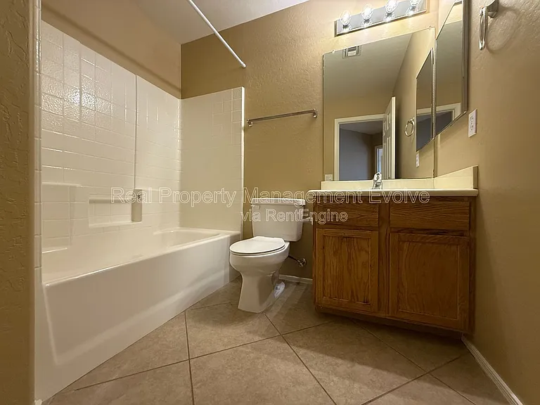 914 E Christine Pl — Photo 26