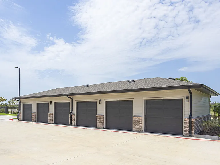 Broadstone Creekside apartments community photo