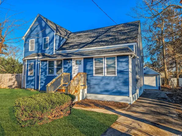 871 Catskill Avenue, Lindenhurst, NY 11757