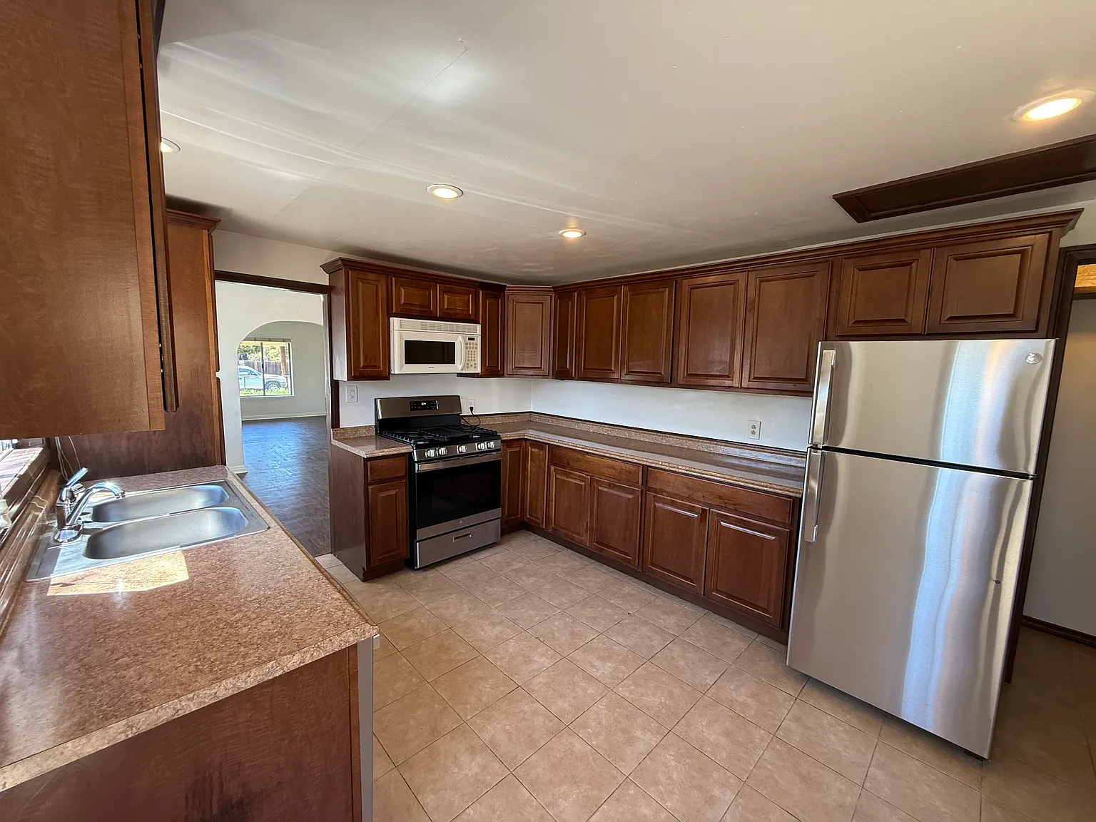 2 bed, 1050 sqft, $2,700 — Photo 2