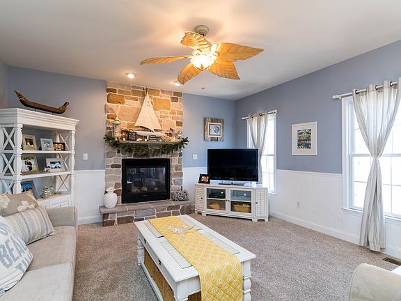 5th image of 733 Paige Cir