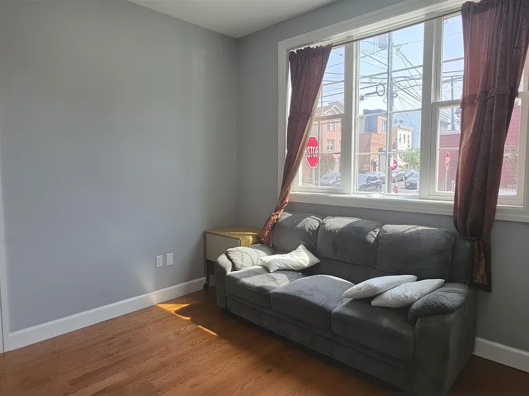 100 Griffith St #1R — Photo 1