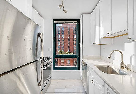 5th image of 1 Irving Pl APT V24d