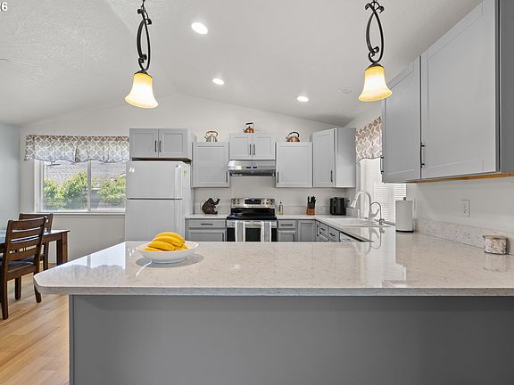 5th image of 317 SW 13th Pl