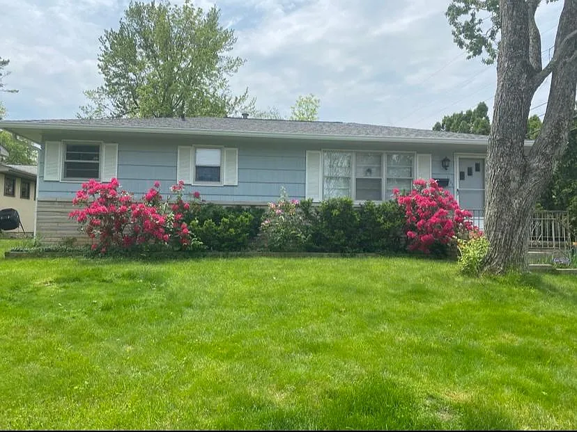 1002 E Southdowns Dr photo 1
