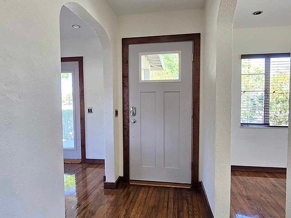3rd image of 419 E Oak St
