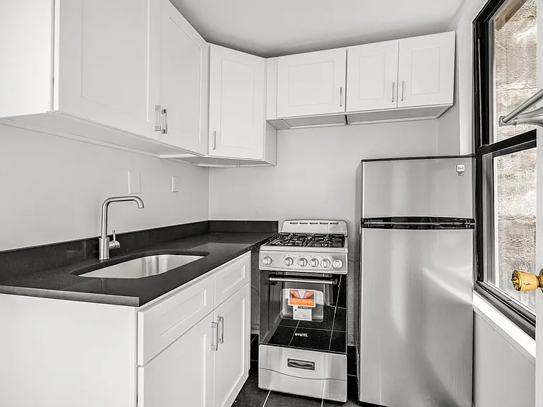 18 Cornelia St #15 — Photo 6