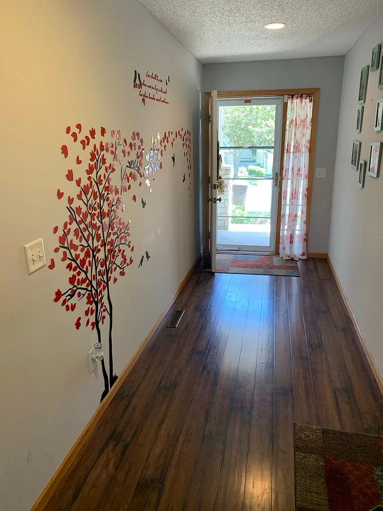 3 bed, 1715 sqft, $2,300 — Photo 3