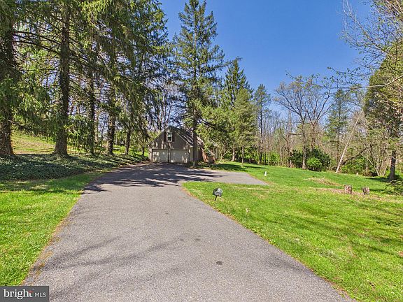 4th image of 372 Burnt House Rd